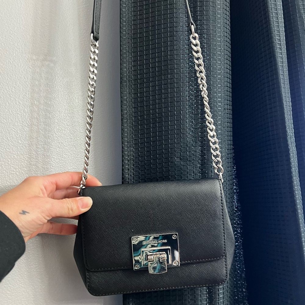 Cute Michael Kors cross body purse. Latch is slightly scratched